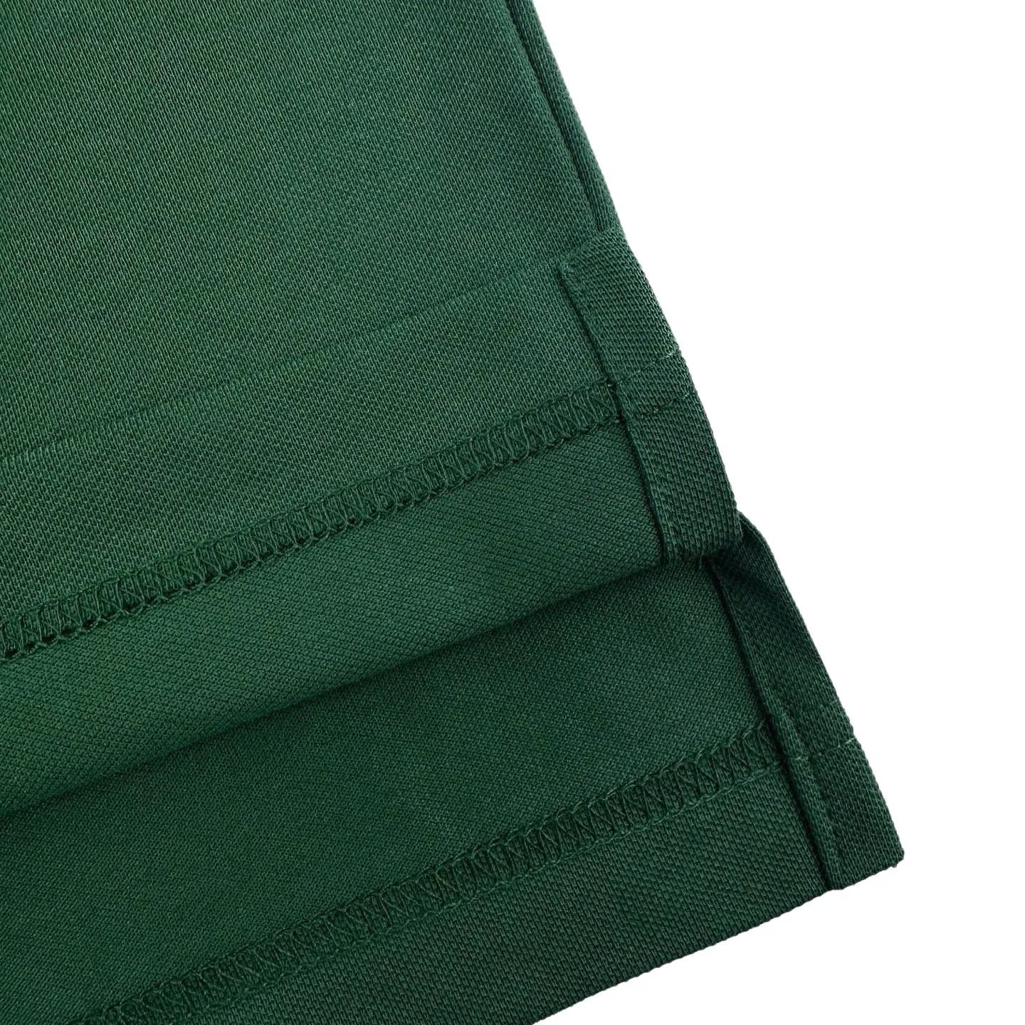 Lacoste crocodile logo Polo shirt (Green). The original version was purchased for 1,090 and developed. The fabric is made of custom-made glaze bee extract cotton. It is delicate, soft and comfortable. It is a pine dark green that has been deposited by time. The soft tones make people calm and calm. The iconic small crocodile pops up in the heart and coexists with the background color. It does not grab the color but has its own recognition. It is simple and simple. It uses solid color as the base and the logo as the print. It shows the texture and brand heritage in a low-key manner. It adopts the stamping process to make independent embroidered stamps through computer embroidery, and then positions them and sews them to fix it on the clothes. It has a strong three-dimensional effect, is strong and washable, has stable quality, and the fabrics have been washed with enzymes. It has a better hand feel and texture. It is not easy to deform, shrink or fade, and maintains long-term beauty. Size:S-M-L-XL